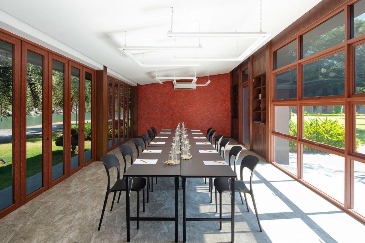 La Isla Pranburi Beach Resort Sam Roi Yot Ngoại thất bức ảnh